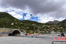 四川甘孜交通巨变 高原“天路”通达四海图片