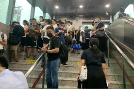 一名郑州暴雨亲历者的下班路：雨中5小时行走18公里回家 水最深处没至下巴图片