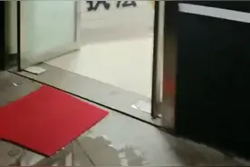 防汛进行时｜“这里像家一样温暖”：外地旅客滞留郑州夜宿派出所图片