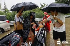 凌晨仍在行动！救援人员全力营救受困群众图片