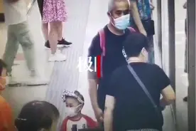 外公与4岁外孙乘坐地铁，一转身外孙不见了，结局却很暖心图片