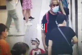 外公与4岁外孙乘坐地铁，一转身外孙不见了，结局却很暖心图片