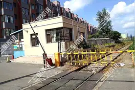 小区内有条铁路专用线火车经过鸣笛声扰民，这可咋办？图片