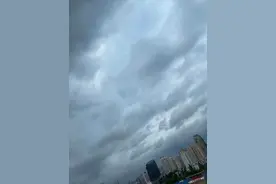 乌云压境，海面掀起巨浪！台风“烟花”碰上天文大潮，强风暴雨已在路上图片