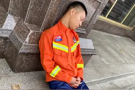 镜头下的消防员，这些瞬间看着看着就哭了图片