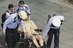 电动轮椅突然失灵，“趴”在这个交叉路口……图片