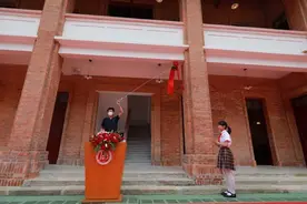 “叮叮叮”，“小红楼”内穿越百年，学生传承红色基因……图片