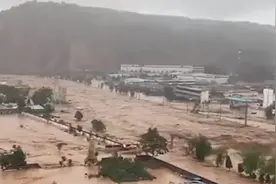 巩义市米河老街惊魂48小时：水涨到两米高，村干部转移村民时遇难