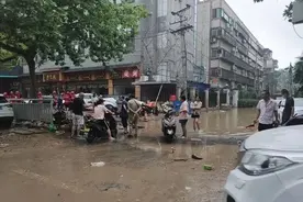郑州暴雨亲历者自述不眠之夜：被困楼内断水断粮图片
