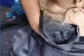 泪目！废墟获救婴儿的母亲遇难，“她在最后一刻把孩子托起来并抛到安全地带”图片