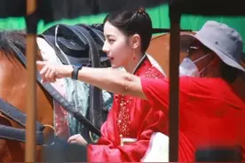 迪丽热巴新剧路透曝光 身穿红衣明艳动人侧颜杀惊艳图片