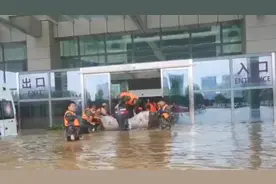 冲锋舟进入郑州阜外华中心血管病医院转移病患