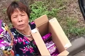 河南大姨给被困司机“霸总式”发方便面：一袋不中！必须两袋图片