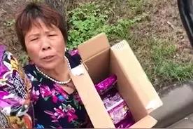 河南大姨给被困司机“霸总式”发方便面：一袋不中！必须两袋图片