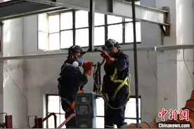 大暑40℃下，他们为铁路油罐车“洗胃”图片
