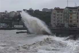 直击“烟花”｜今天傍晚，温岭海边巨浪翻滚！强台风缓慢靠近或在集聚能量，杭州将出现连续性大到暴雨图片