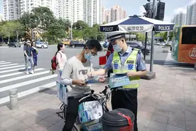 8月1日深圳电动自行车新规执行，罚款200元不如买个头盔图片