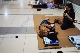 直击暴雨中的郑州零售人：不眠不休24小时 只为护住一叶“诺亚方舟”图片