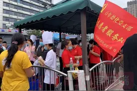 二七区：机关党员下沉防汛一线抢险救灾图片