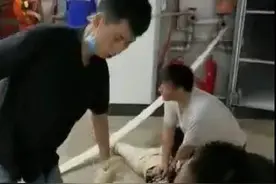 郑州暴雨中跪地救人的试工医生被直接录用，做了六小时心肺复苏，救了十几个人图片