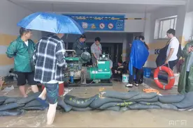 近万名学生因暴雨滞留河南师范大学 目前已得到妥善安置图片