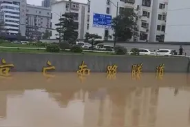 郑州京广快速路下穿隧道仍有一米深积水，疑似有儿童在附近失联图片