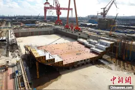 全球最大箱船入驻中船长兴造船基地最长船坞图片
