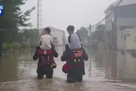 这就是安全感！救援消防员让被困孩子骑在自己脖子上图片