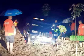 壹现场丨北京一家三口郑州自驾游被困 救援队深夜推车救援图片