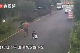 两名男孩蹲地上玩遭越野车碾压 请告诉孩子，车辆盲区有多危险图片
