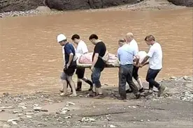 郑州被困废墟的4月女婴母亲被找到，已不幸身亡图片