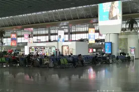 直击疫情下的南京南站：乘客免费测核酸，退票窗口排长队图片