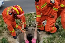 女子意外坠入电井，井盖竟然翻转自动盖上！消防赶到反复搜索找到了她…图片
