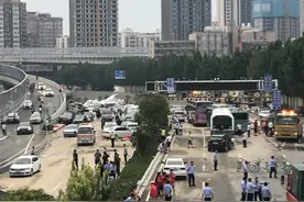 郑州京广隧道排水现场：被淹汽车露出水面，数十辆车堆叠在路面图片