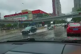 直击郑州市区隧道排水：5台“龙吸水”昼夜不停机图片
