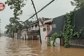洪水中他抱起一个月大的婴儿，意想不到的事发生了图片