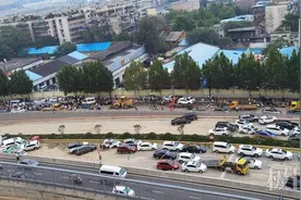 被30万立方米积水灌满的郑州京广北路隧道：有人不幸遇难，多人死里逃生图片
