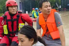 救援途中遇独自划船逆行男子 潜喵救援队帮其救出被困妻女图片