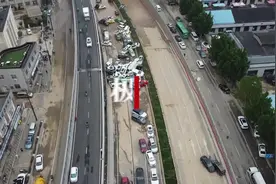 被30万立方米积水灌满的郑州京广北路隧道：有人不幸遇难，多人死里逃生视频封面