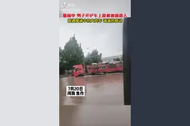 当铲车遇上了大卡车，网友：忽然就流下了眼泪，这就是我们的中国啊……图片