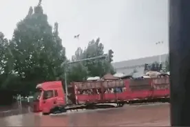 当铲车遇上了大卡车，网友：忽然就流下了眼泪，这就是我们的中国啊……图片