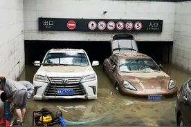 郑州一高档小区地下车库被淹，数百辆豪车被泡，预计损失过亿图片