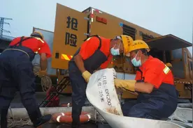 “龙吸水”出动 北京排水集团在郑州两处严重积水点抢险图片