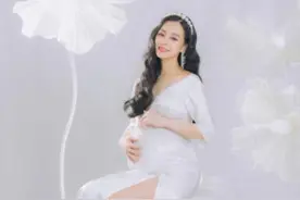 王思佳开高衩「前后都挖洞」拍孕妇写真！一坐下…狂露逆天美腿图片