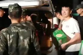 外卖老板给解放军救援官兵送150份盒饭视频封面