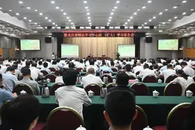 卧龙区委理论学习中心组（扩大）学习报告会召开图片