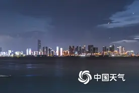 武汉傍晚天空现巨型“蘑菇云” 镜头记录下形成全过程图片
