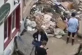 德国一电视台记者报道洪水前往身上抹泥假装帮忙，曝光后被强制休假图片