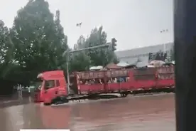 当铲车遇上了大卡车，网友：忽然泪目，这就是我们的中国啊……图片