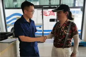 娄底：粗心车主高速断油 服务区工作人员驱车送油救急图片